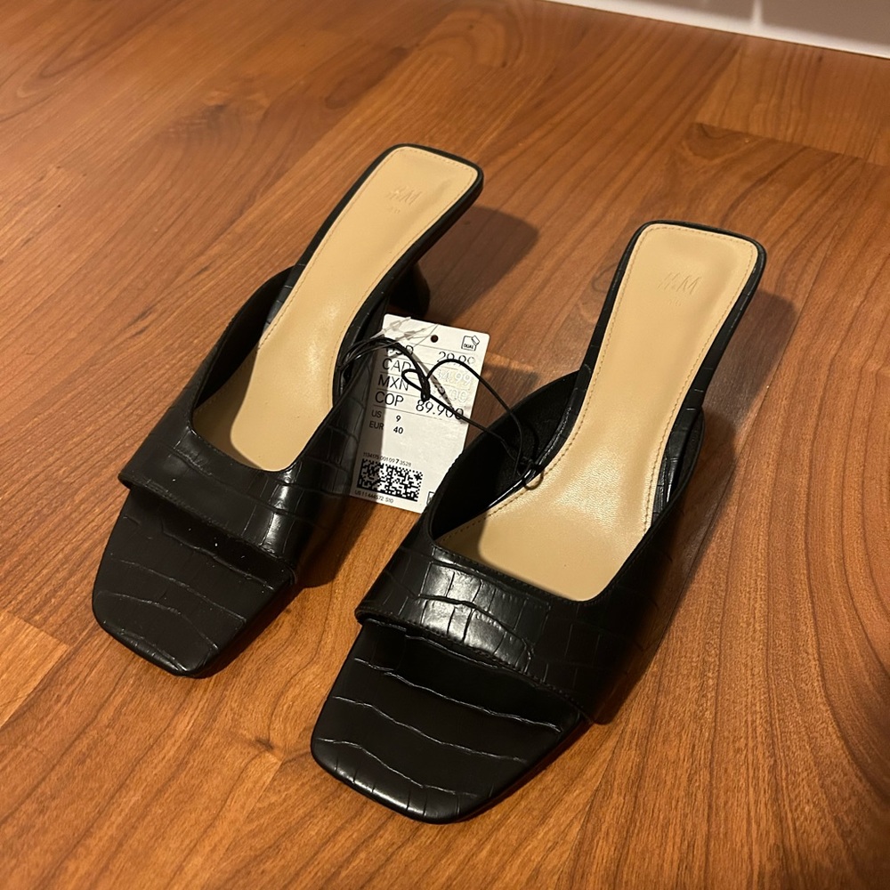 Black, kitten heel, pattern H&M. Size 9